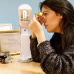 Mónica G. Sáez examinando esta joya en el domicilio de un cliente. Esta empresa está especializada en valoración de Joyas con visita a domicilio.