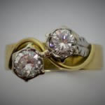 Cada joya se fotograf&iacute;a y se incluye en el informe de valoración. Aqu&iacute; (con el permiso del cliente) se muestra un anillo de oro con dos fantásticos diamantes cruzados.