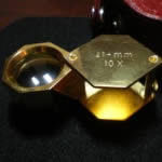 La lupa gemológica es el instrumento por antonomasia para un Gemólogo y Tasador de Joyas. Como muchos otros tasadores, Mónica nunca va a ninguna parte sin su lupa.