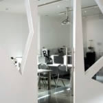 Το IGL διοργανώνει μαθήματα γεμμολογίας και εκτίμησης κοσμημάτων. Ένα μέρος του εργαστηρίου παρέχει εκπαίδευση στην ταξινόμηση διαμαντιών στην αναγνώριση λίθων και στην εκτίμηση κοσμημάτων.<br>IGL also trains other gemmologists and jewellery appraisers. Here is part of their laboratory dedicated to teaching skills in gemstone identification, diamond grading and jewellery appraisal