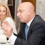 Ο Γιώργος Σπυρομήλιος, ο επικεφαλής του IGL συχνά καλείται να δώσει παρουσιάσεις στην αγορά κοσμημάτων και πολύτιμων λίθων..<br/>George Spyromilios, the Principal at IGL, is often called to give presentations to the gemmological and jewellery trade.